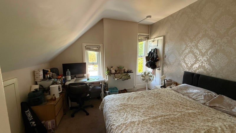 Room Chiswick High Road in Greater London