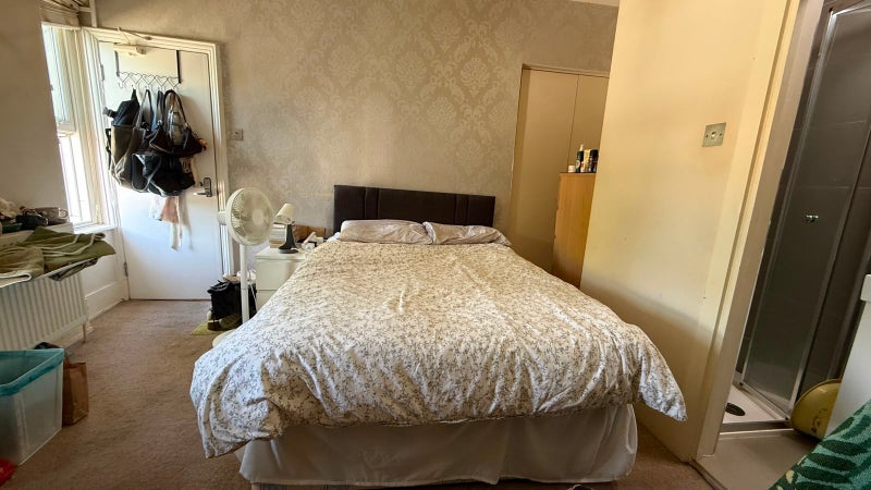 Room Chiswick High Road in Greater London