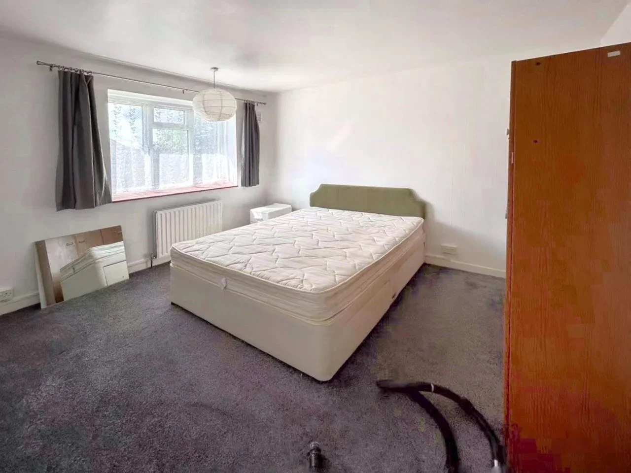 Room Monclar Road in Greater London