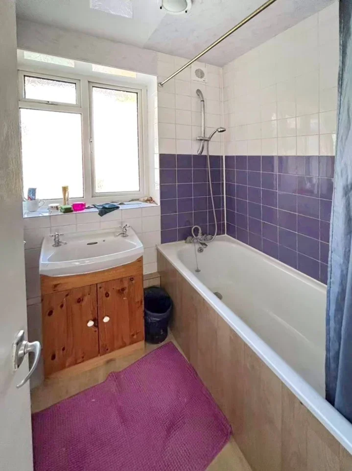 Room Monclar Road in Greater London