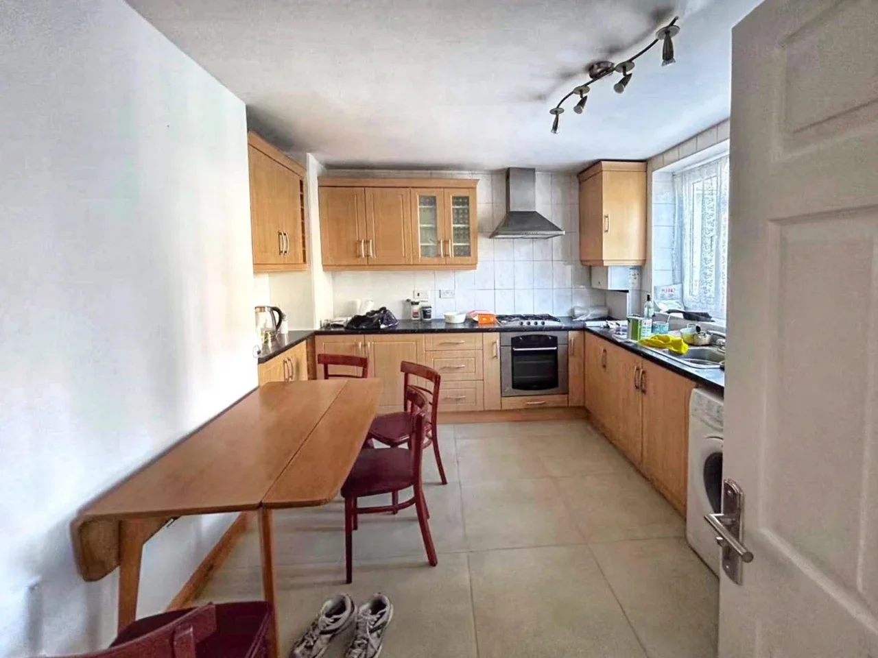 Room Monclar Road in Greater London