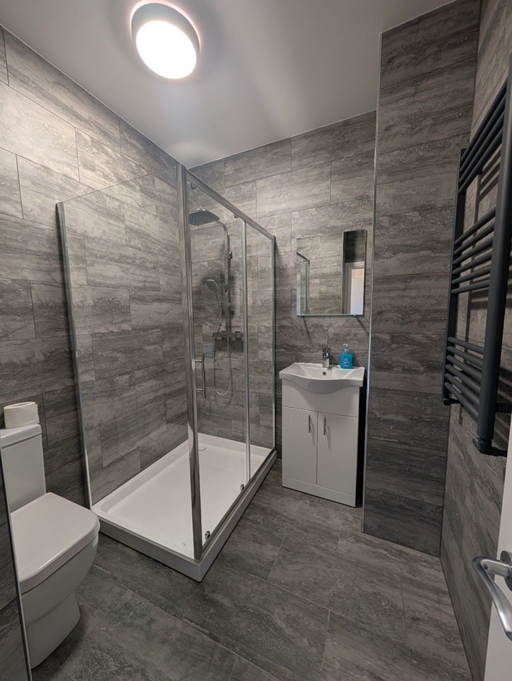 Flat Woodcote Road in Greater London