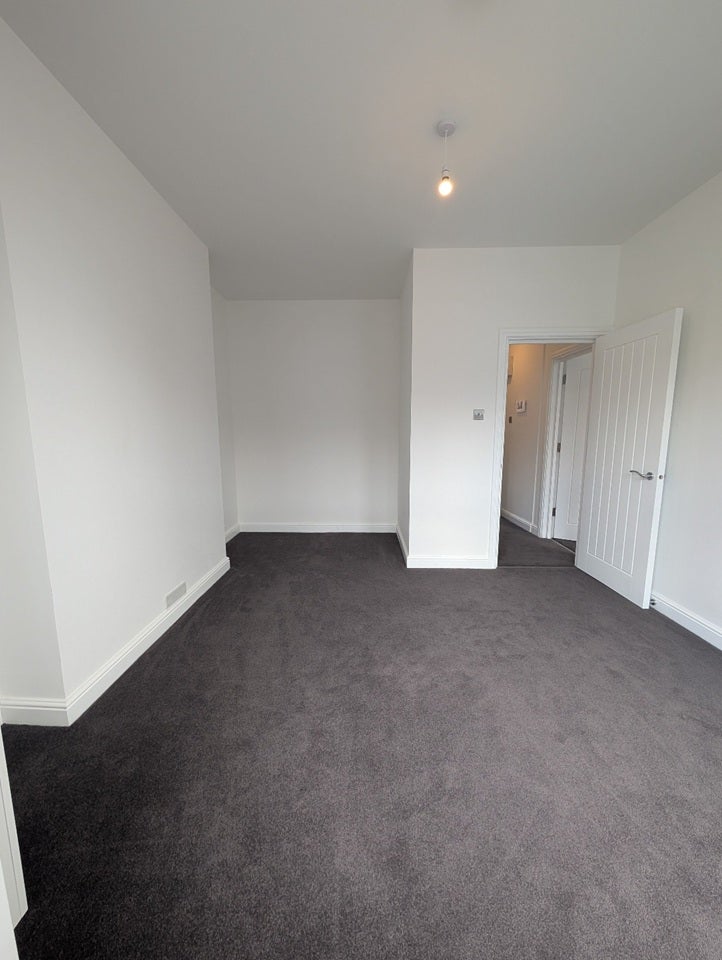 Flat Woodcote Road in Greater London