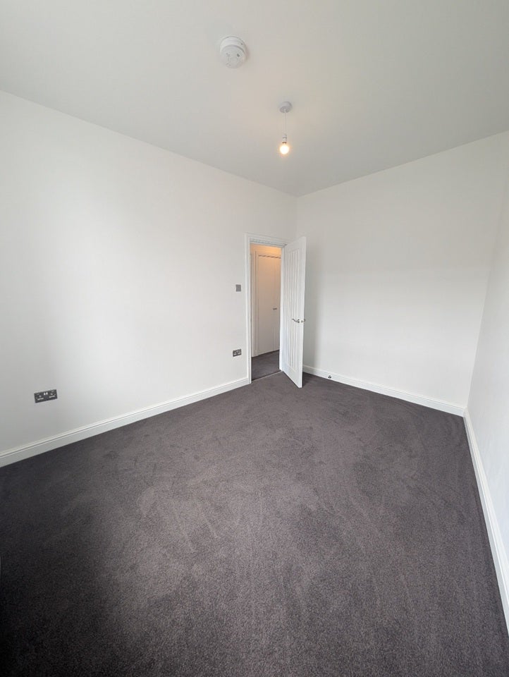 Flat Woodcote Road in Greater London