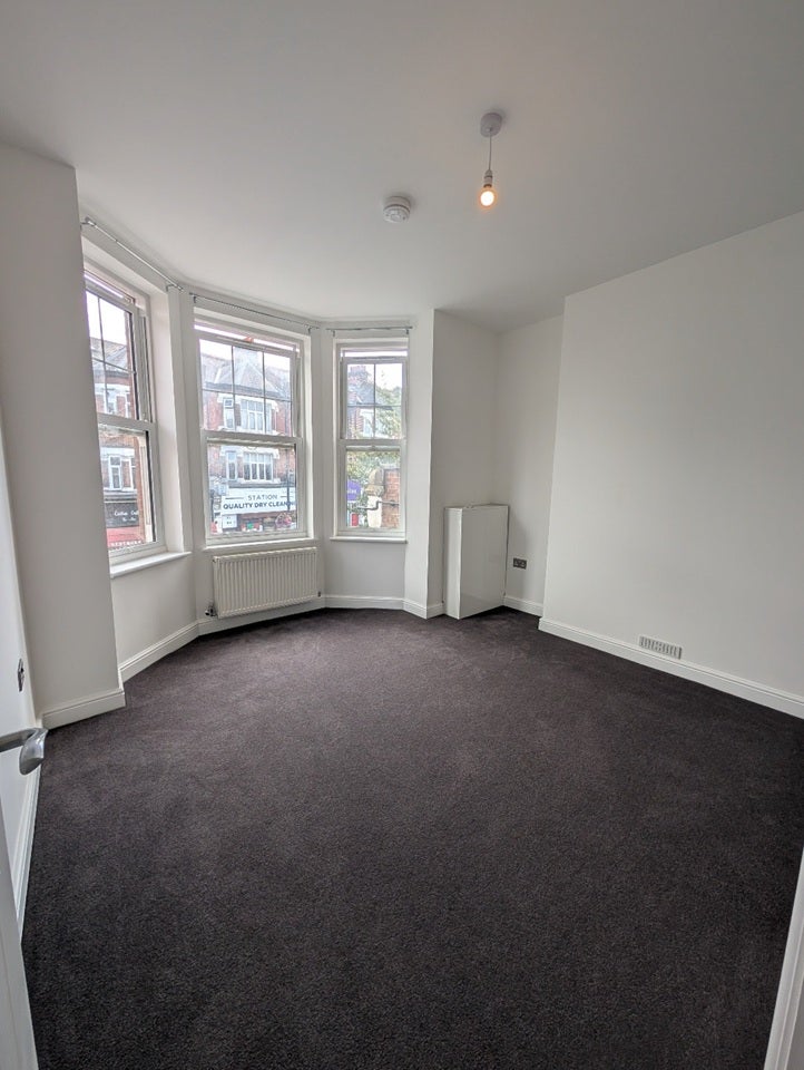 Flat Woodcote Road in Greater London