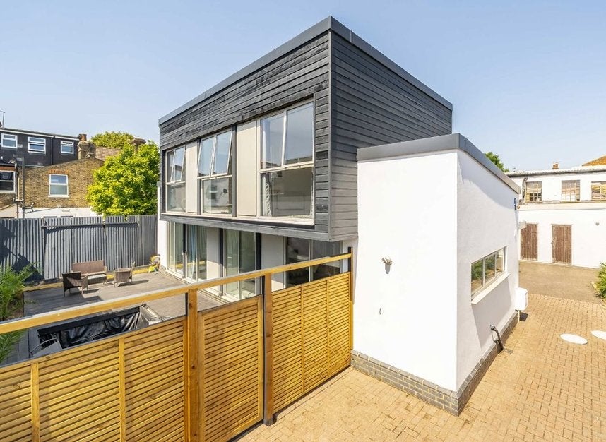 House Grosvenor Road in Greater London