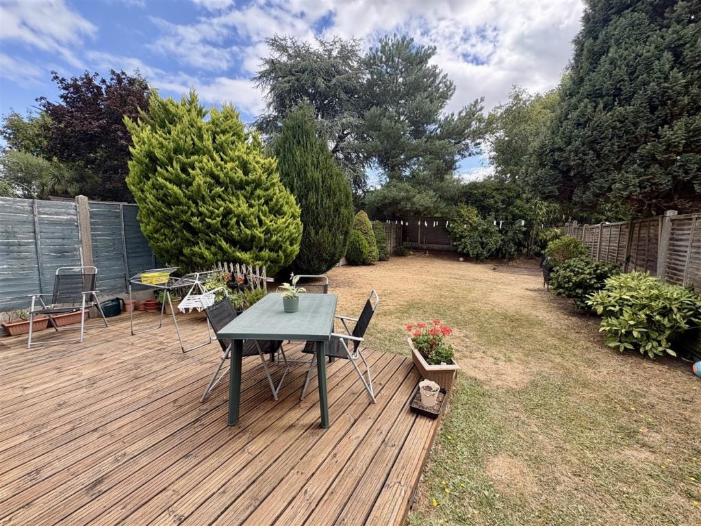 Flat Laburnum Close in Ferndown