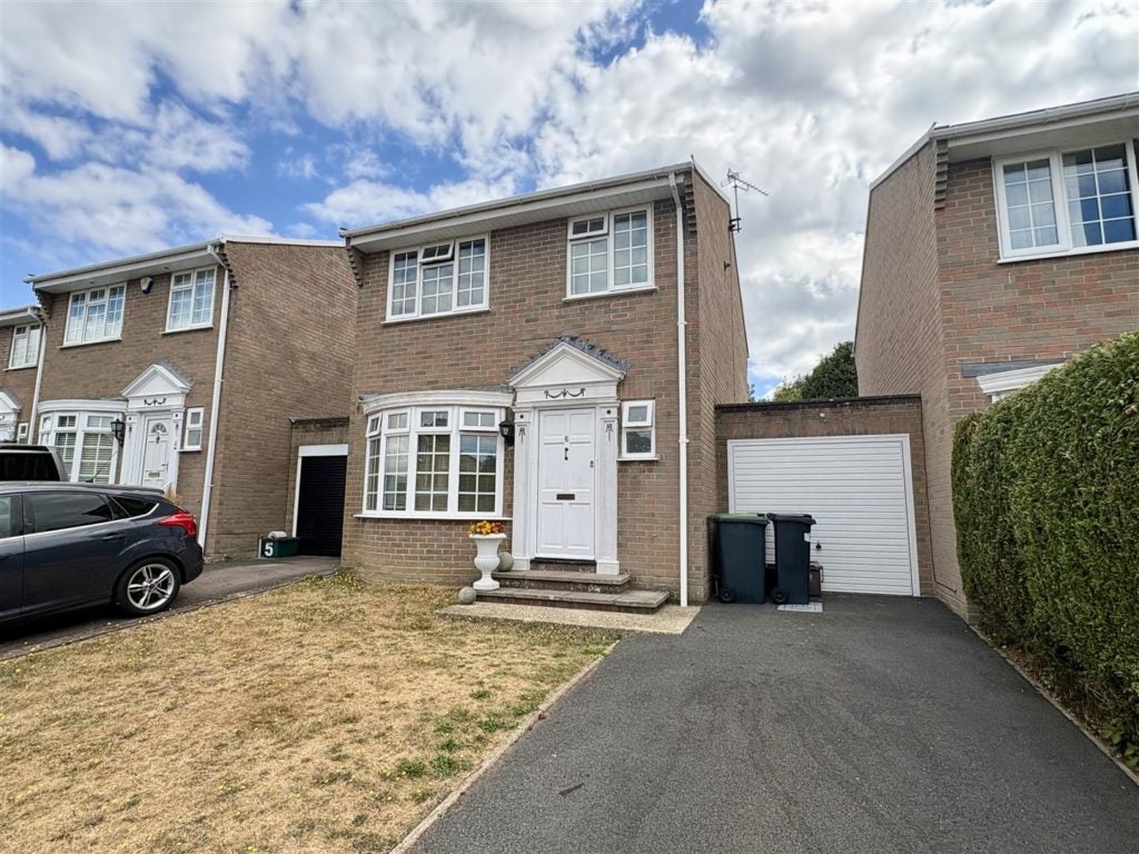 Flat Laburnum Close in Ferndown
