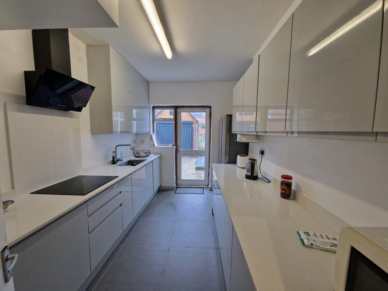 Room Gibbon Road in Greater London