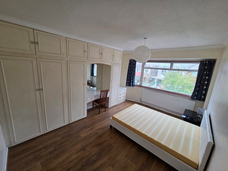 Room Gibbon Road in Greater London