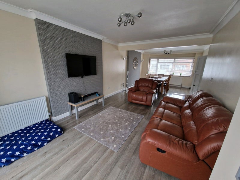 Room Gibbon Road in Greater London