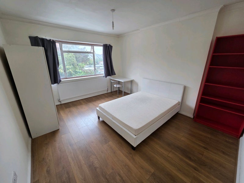 Room Gibbon Road in Greater London