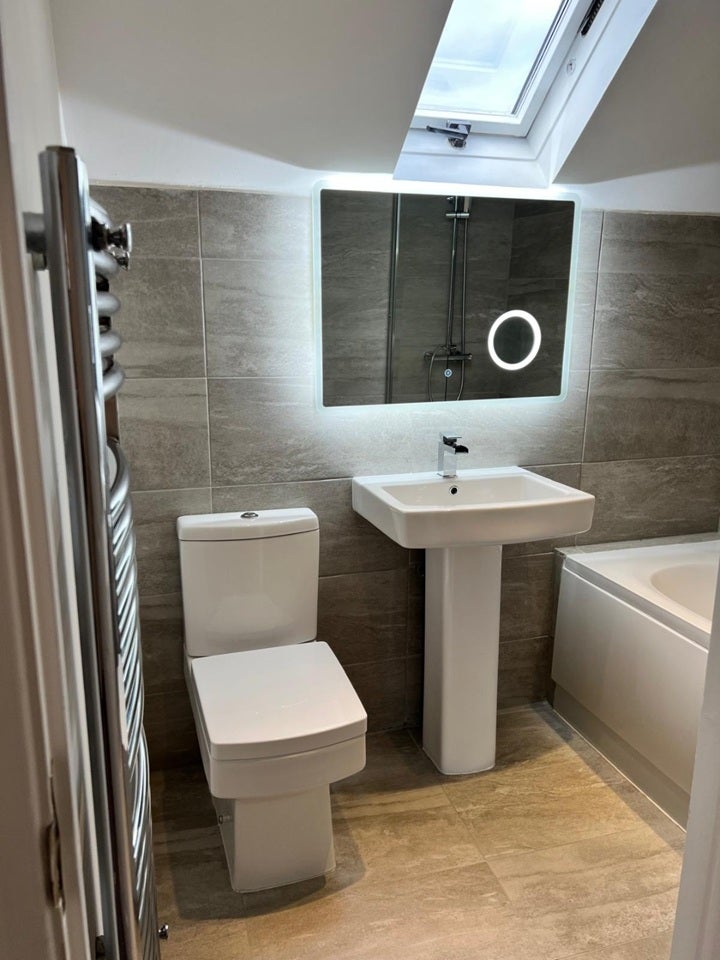 Flat Ewell Road in Greater London