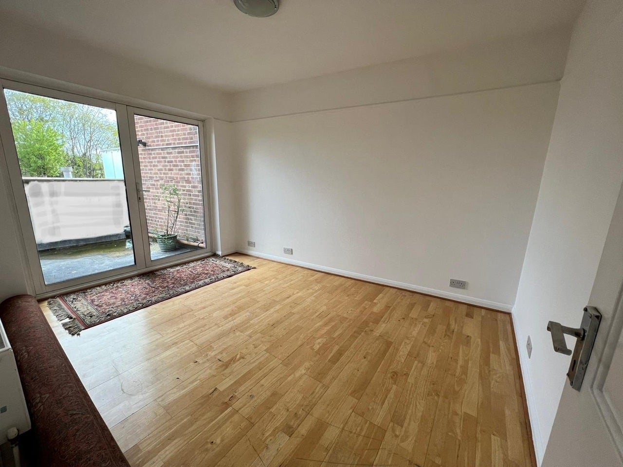 Flat Ewell Road in Greater London