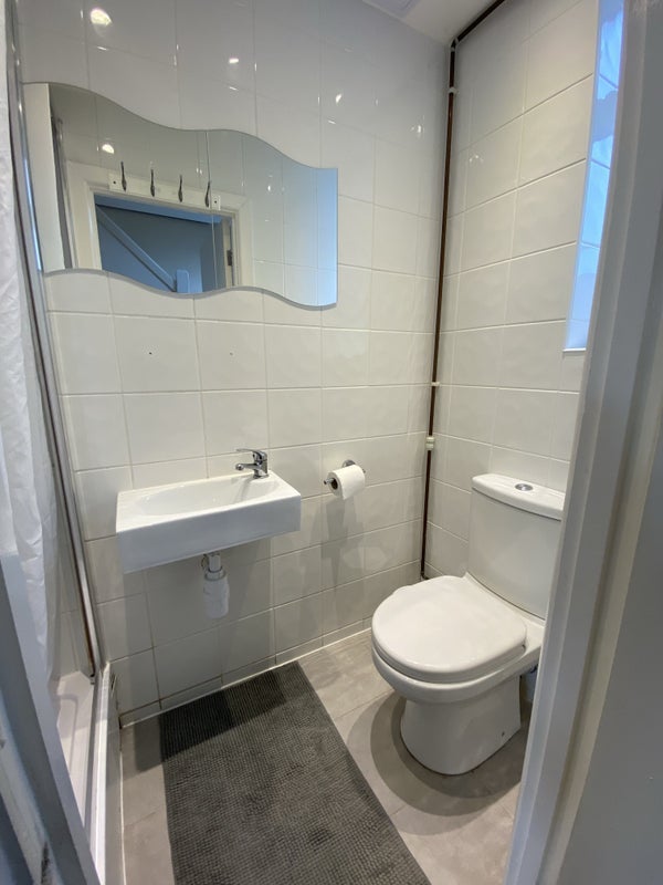 Room Becklow Gardens in Greater London