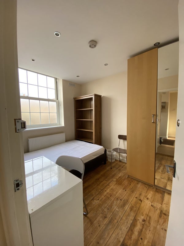 Room Becklow Gardens in Greater London