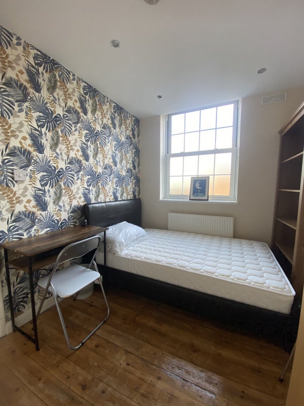 Room Becklow Gardens in Greater London