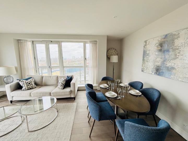 Flat Westferry Circus in Greater London