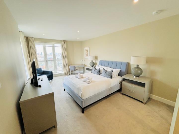 Flat Westferry Circus in Greater London