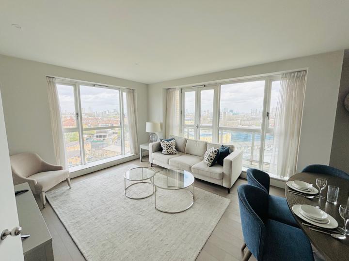 Flat Westferry Circus in Greater London