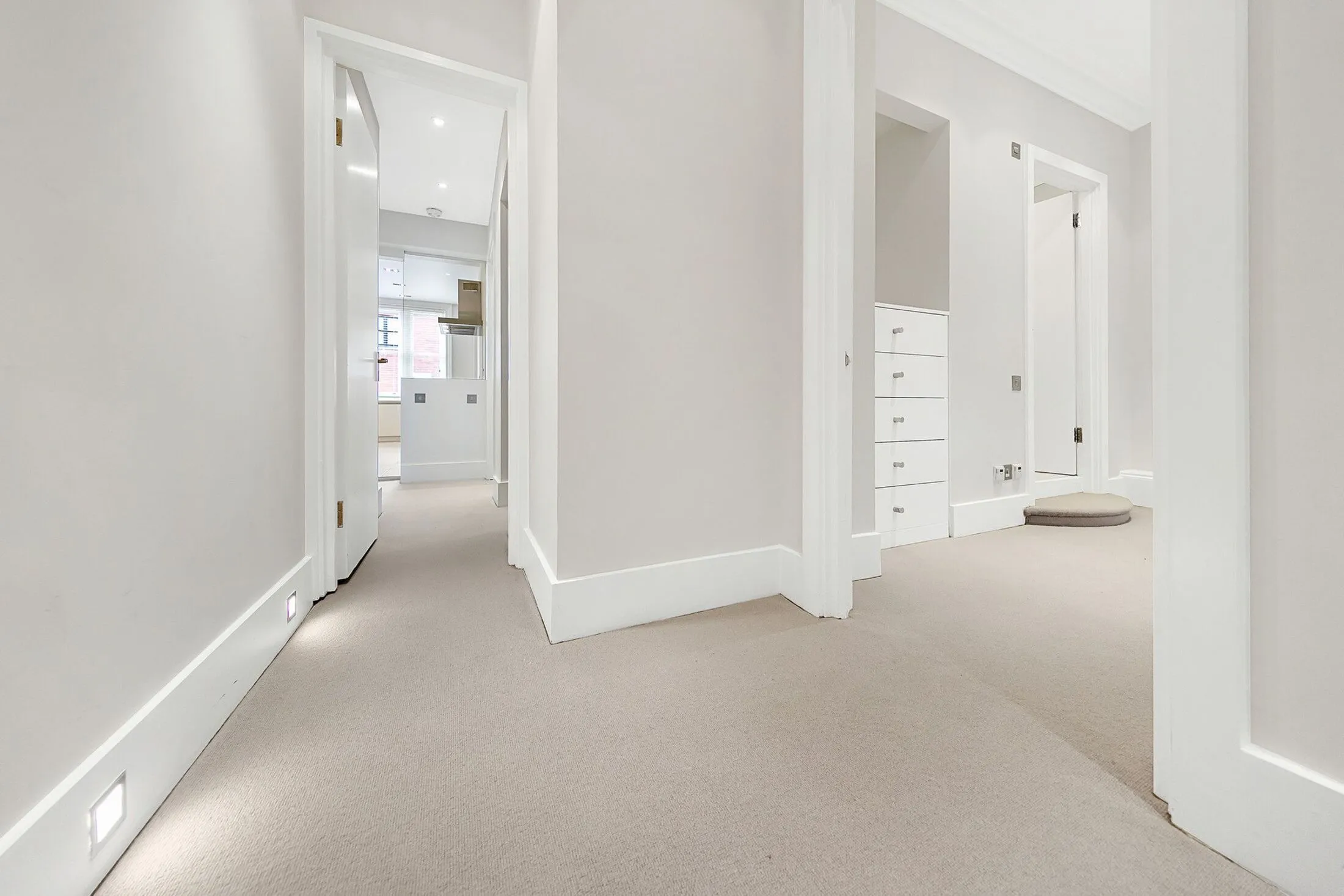 Flat Hans Crescent in Greater London