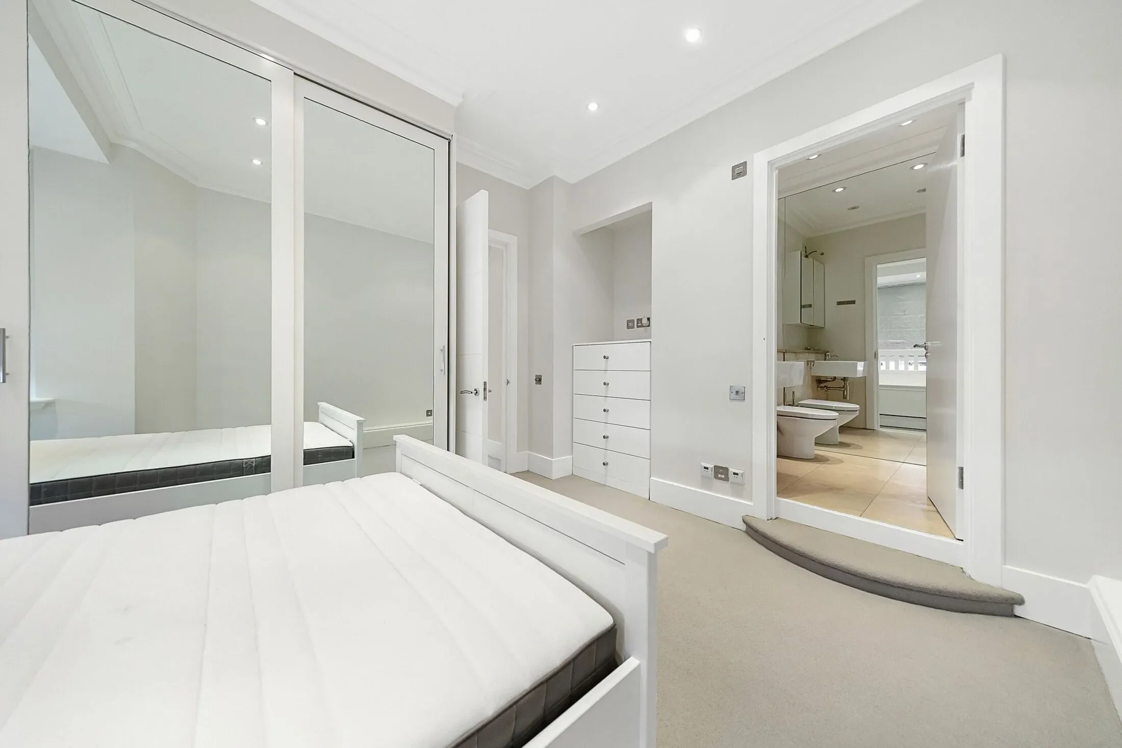 Flat Hans Crescent in Greater London