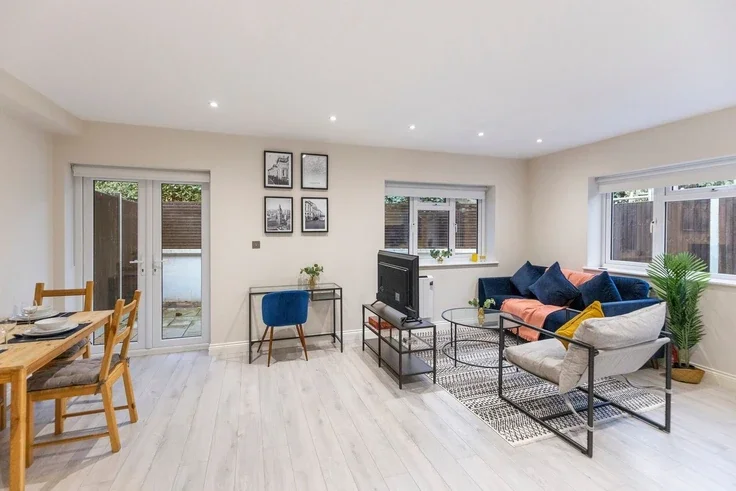 Flat Alderton Way in Greater London