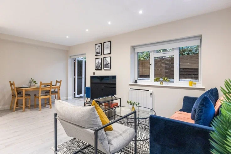 Flat Alderton Way in Greater London