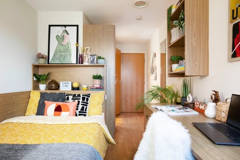 Room Dumbarton Road in Glasgow