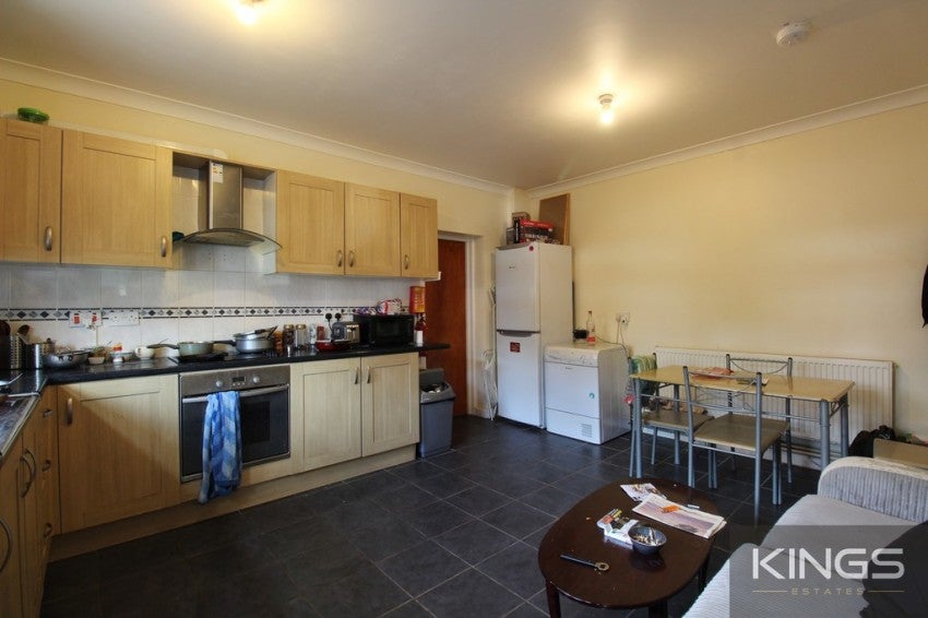 Flat Highfield Crescent in Southampton
