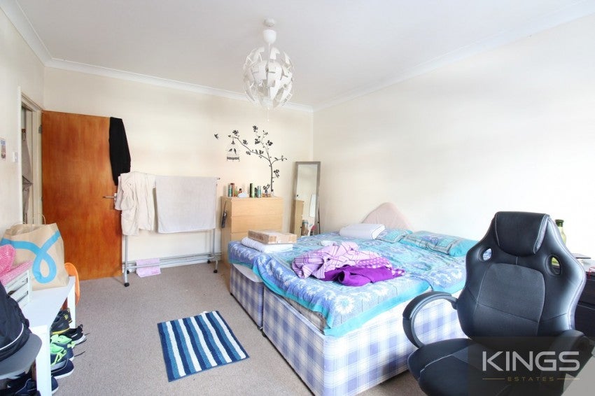 Flat Highfield Crescent in Southampton