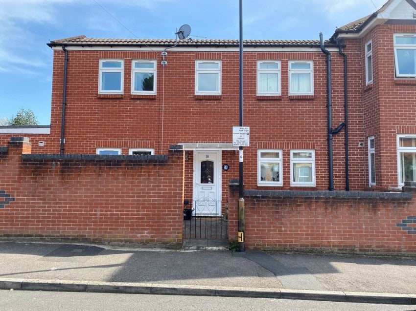 Flat Highfield Crescent in Southampton