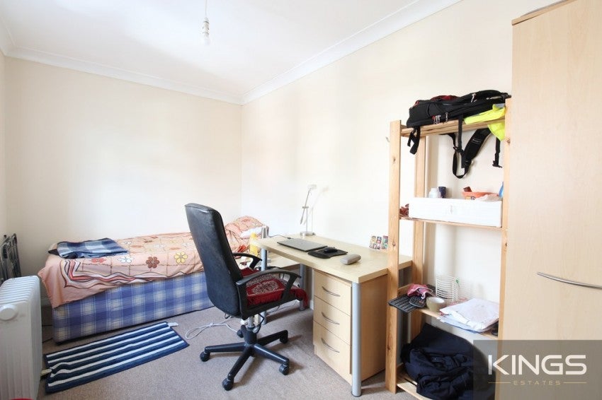 Flat Highfield Crescent in Southampton