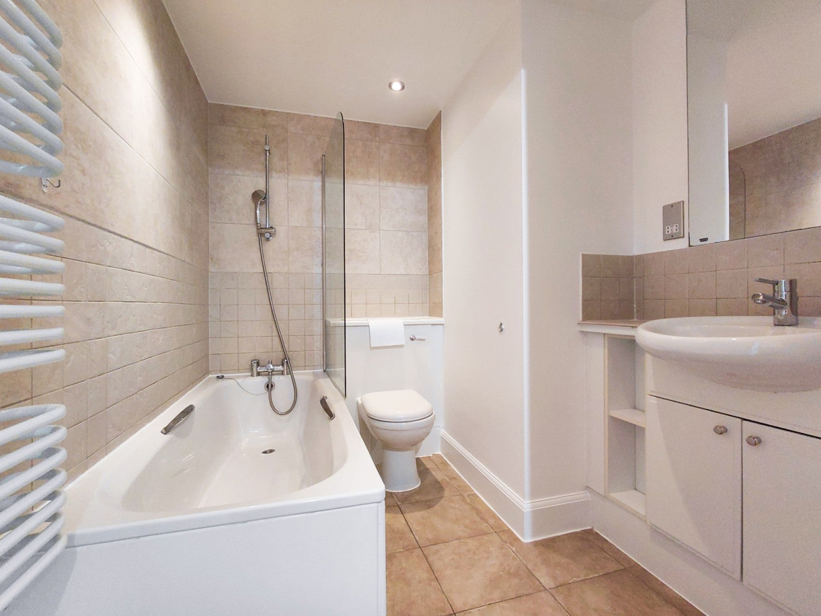 Flat Hanger Green in Greater London