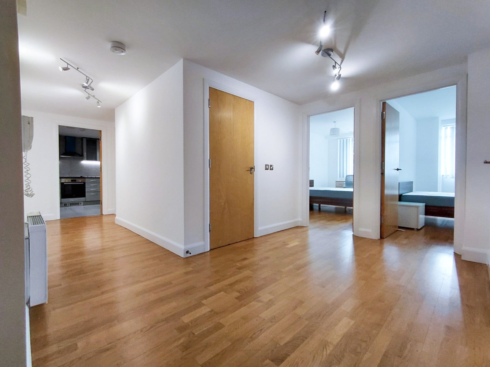 Flat Hanger Green in Greater London
