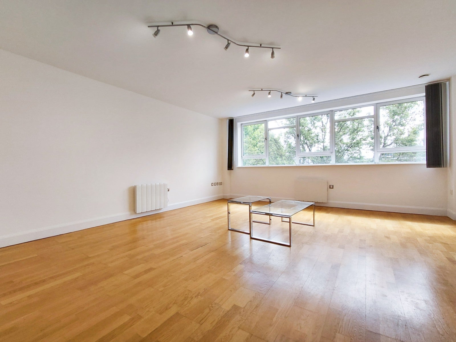 Flat Hanger Green in Greater London