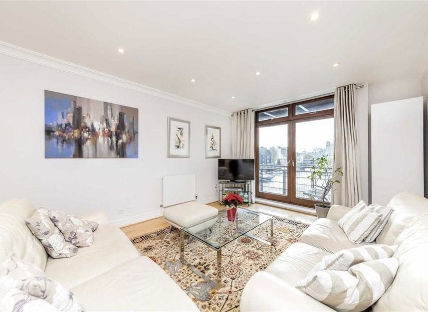 Flat Star Place in Greater London