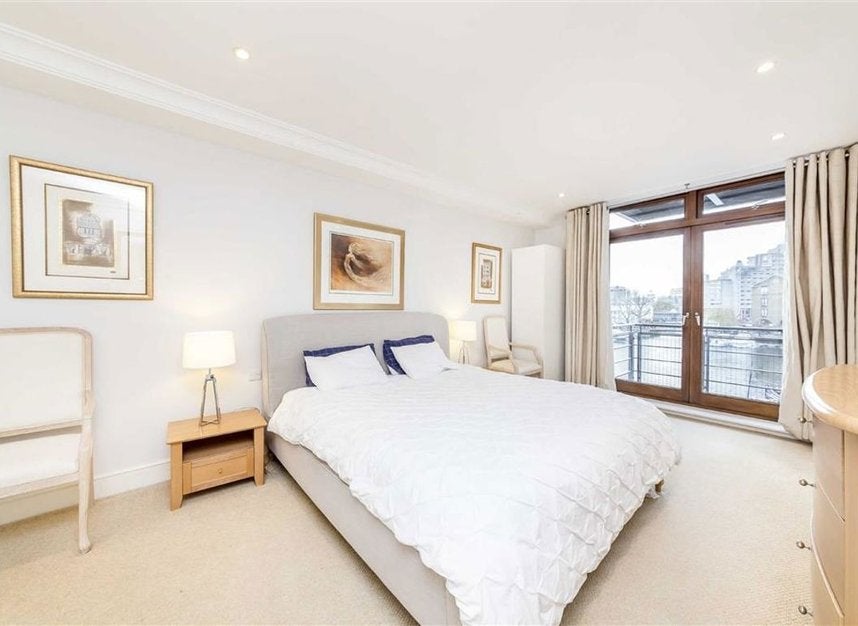 Flat Star Place in Greater London
