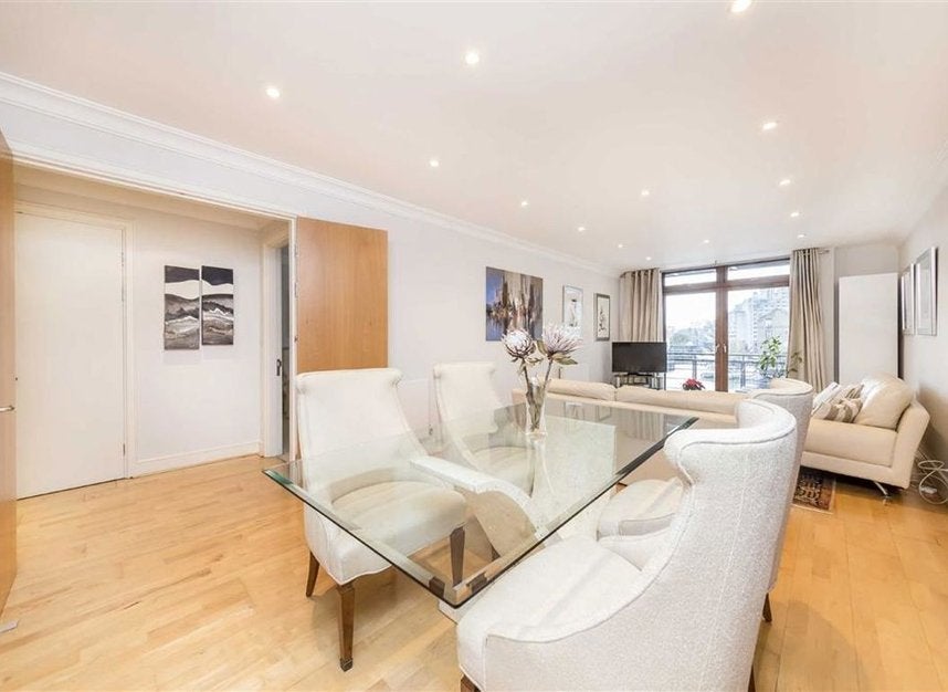 Flat Star Place in Greater London