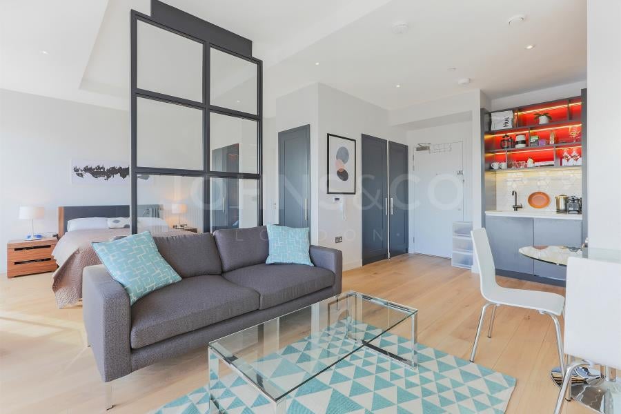 Flat New Village Avenue in Greater London