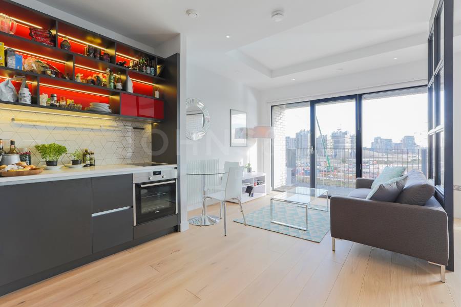 Flat New Village Avenue in Greater London