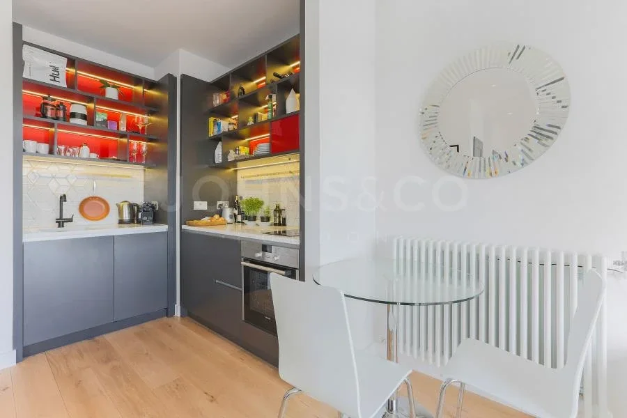 Flat New Village Avenue in Greater London