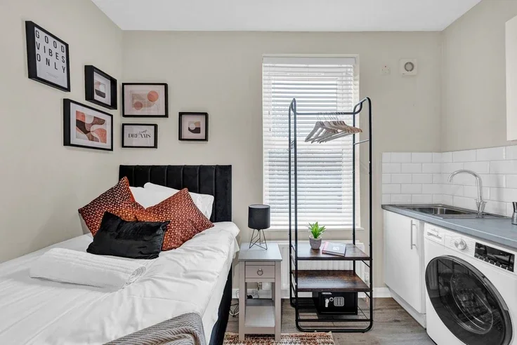 Room Wightman Road in Greater London