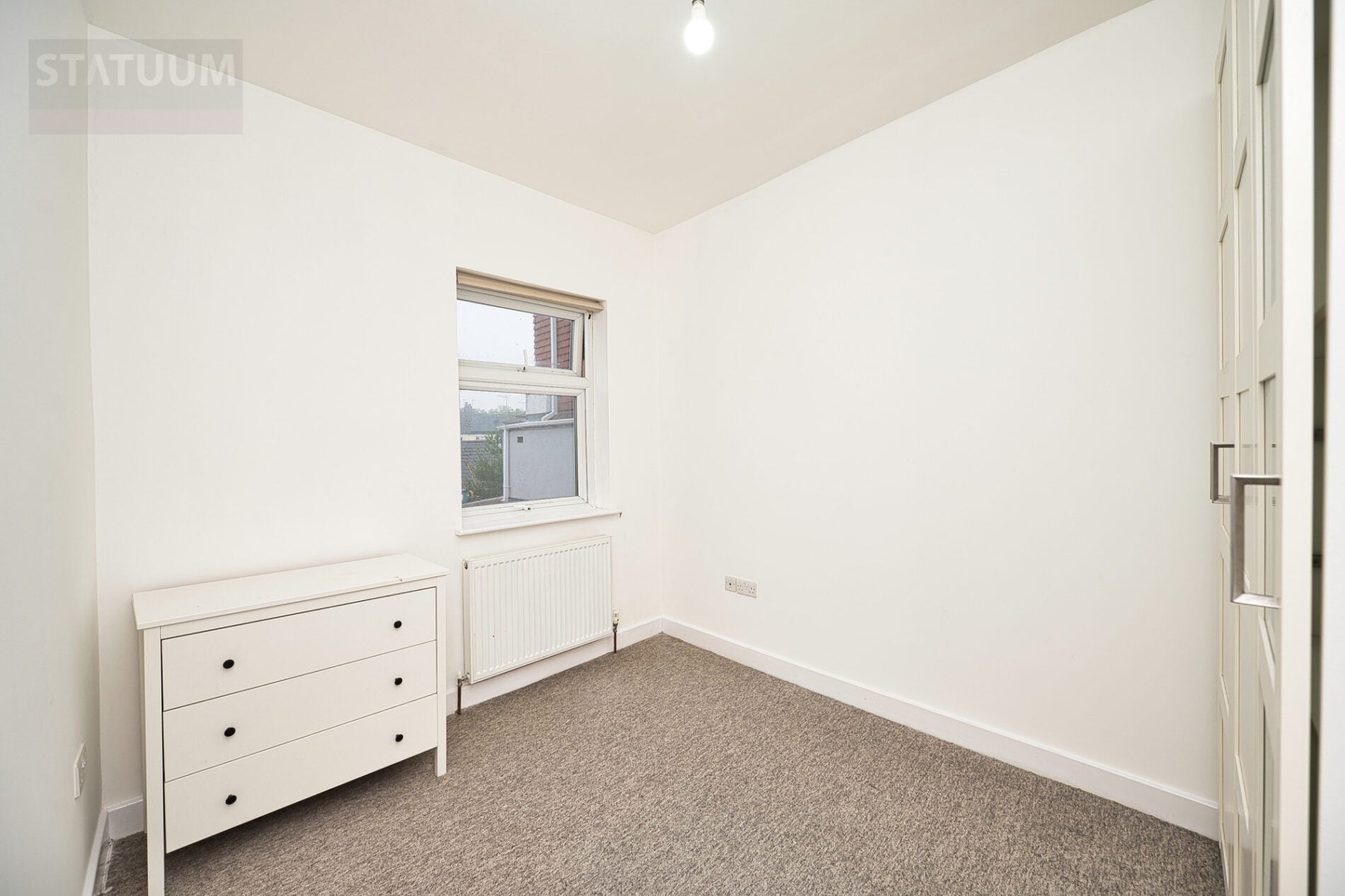 Flat Bushey Road in Greater London