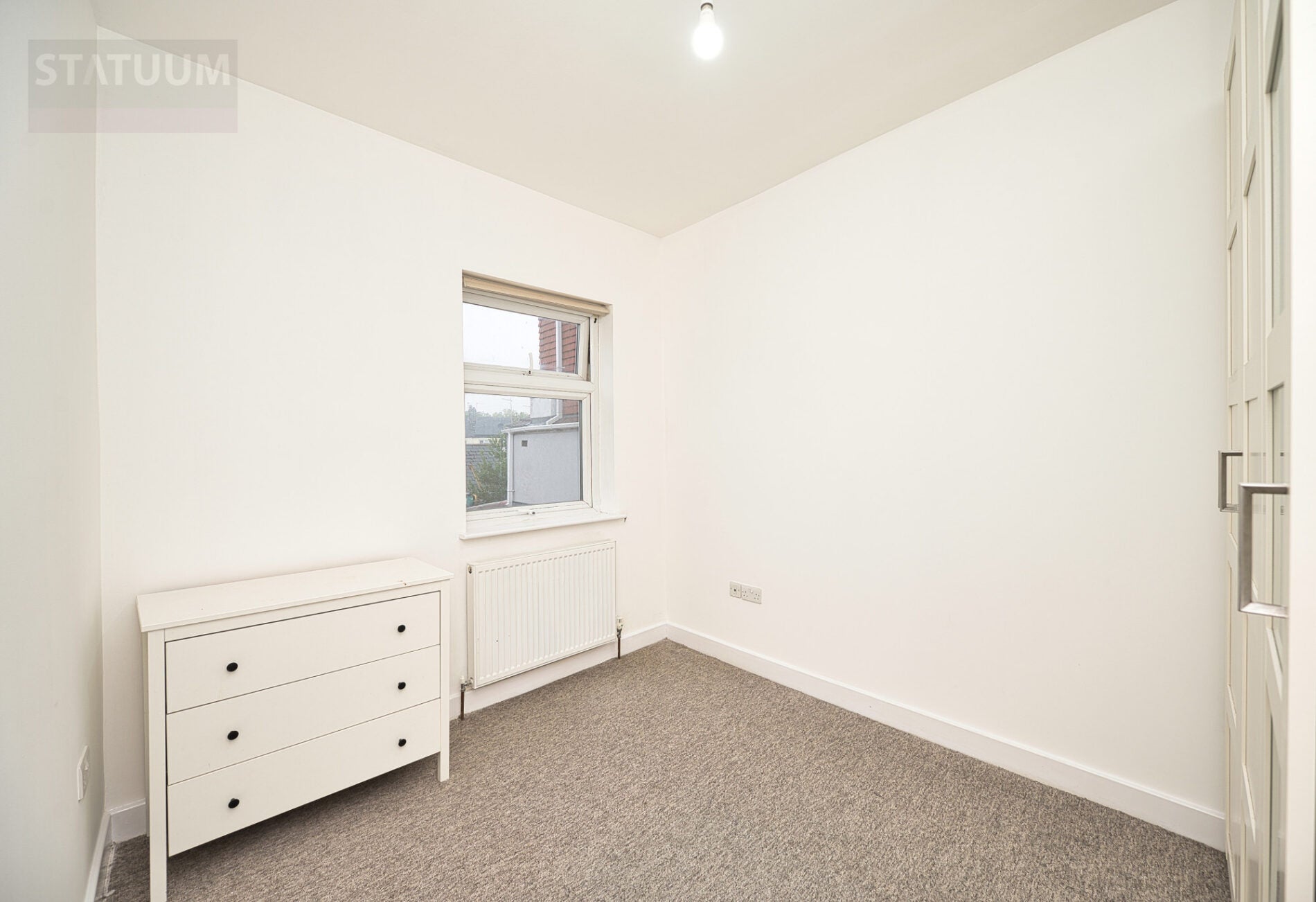 Flat Bushey Road in Greater London