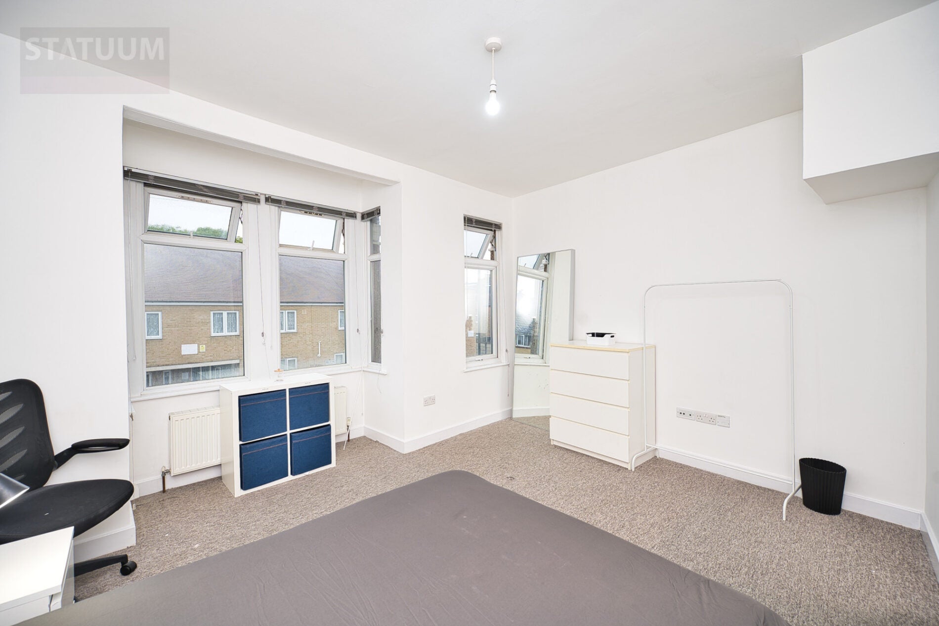 Flat Bushey Road in Greater London
