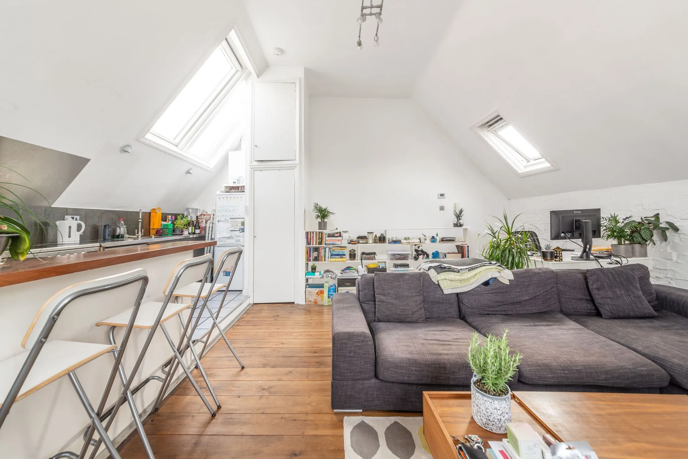 Flat Canfield Gardens in Greater London