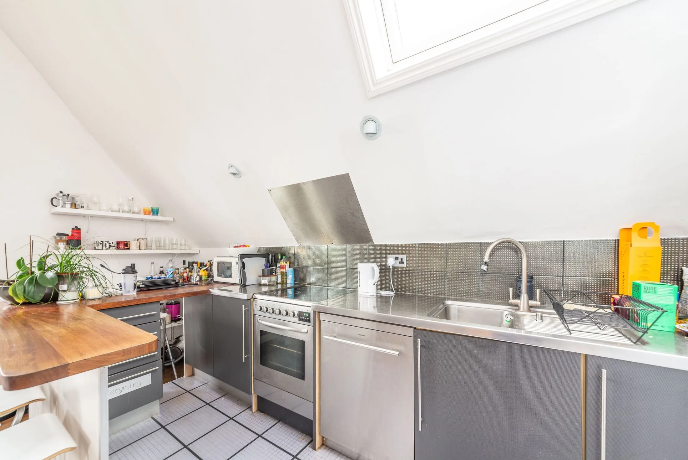 Flat Canfield Gardens in Greater London