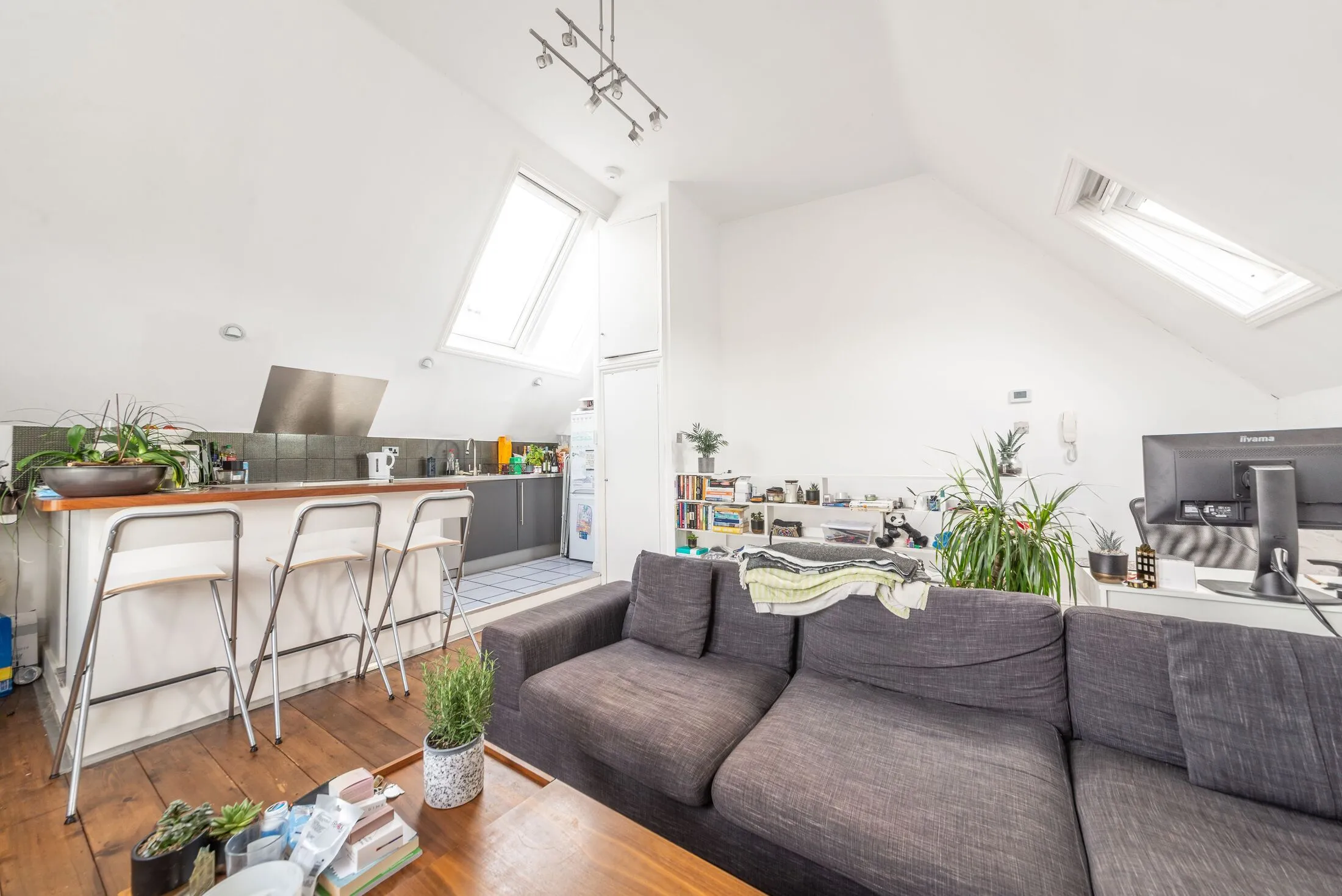 Flat Canfield Gardens in Greater London