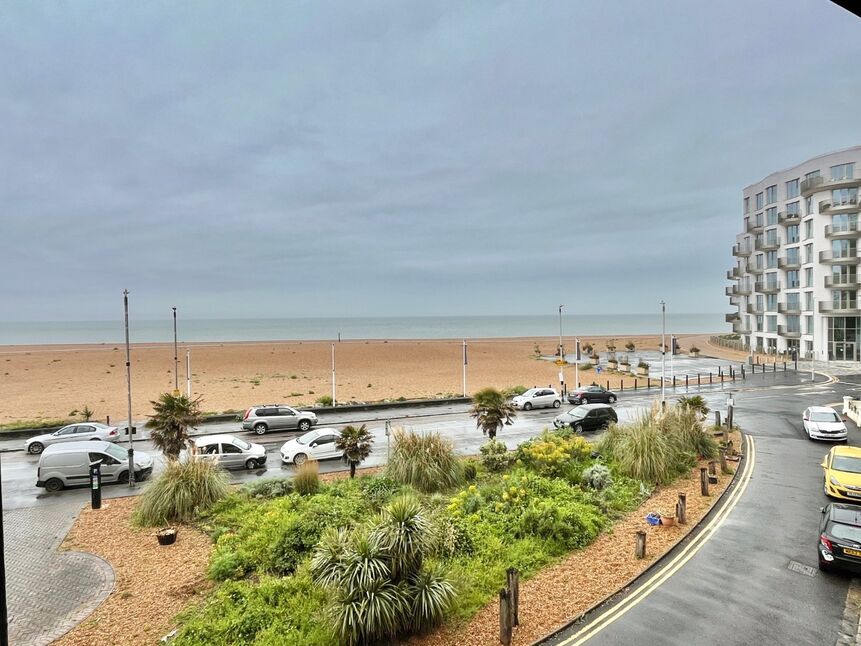 Flat Marine Crescent in Folkestone and Hythe District